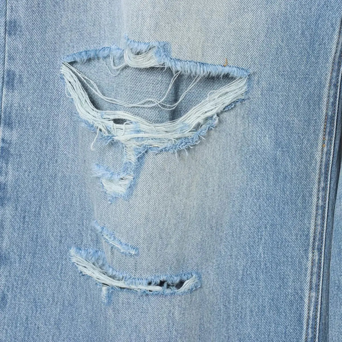 ג׳ינס קרעים מותן מקופלת