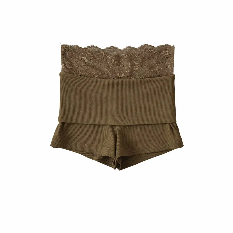 Pleated shorts with lace