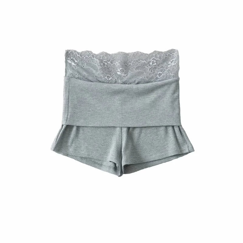Pleated shorts with lace