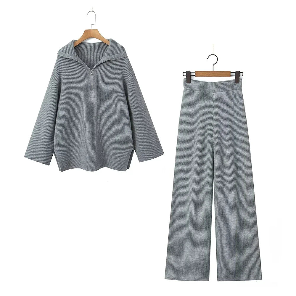 A particularly aesthetic knitted set
