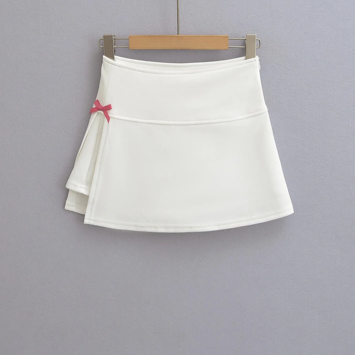 High cut skirt with an aesthetic bow