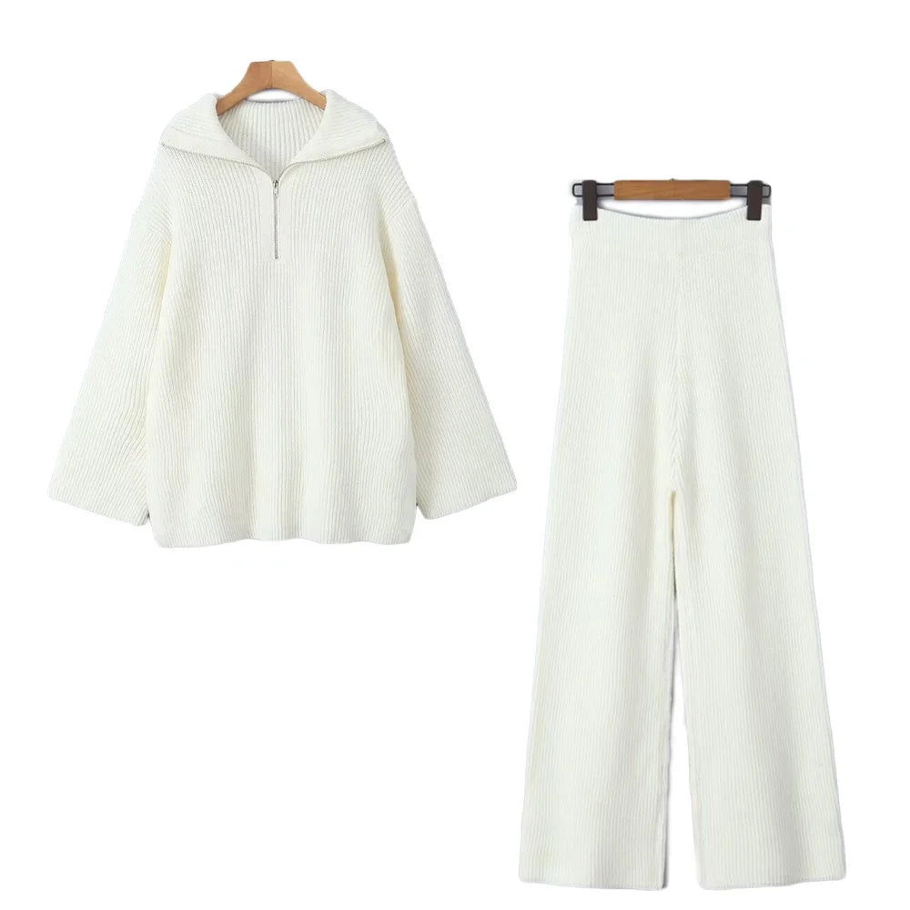 A particularly aesthetic knitted set