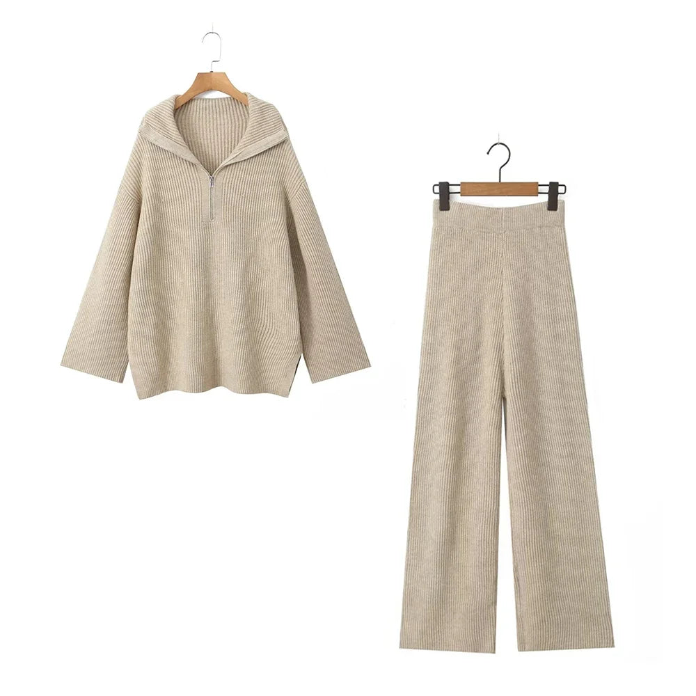 A particularly aesthetic knitted set
