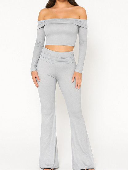 A set of folding pants and a strapless long shirt