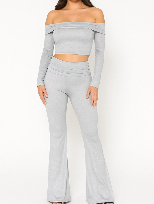 A set of folding pants and a strapless long shirt