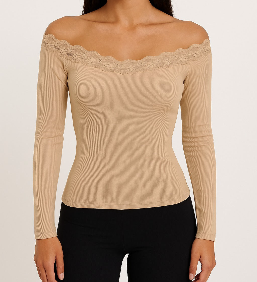 Long shirt with lace decorations