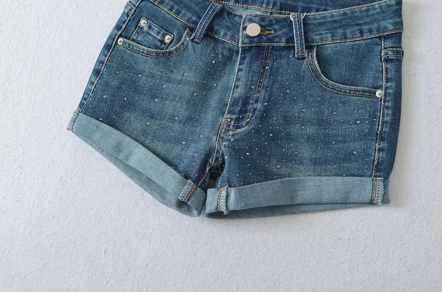 Shiny short jeans