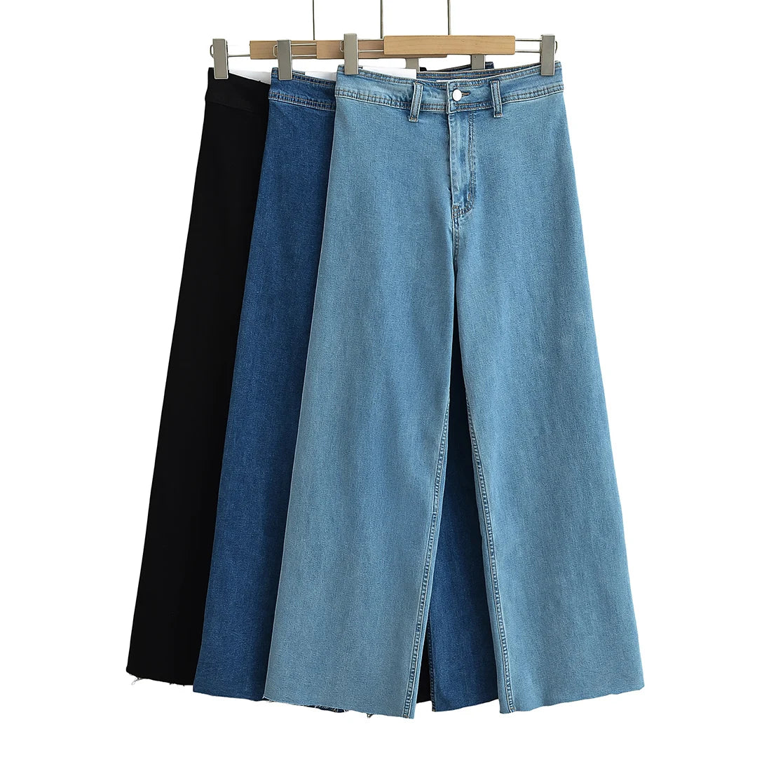 Jeans with a high and straight cut
