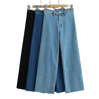 Jeans with a high and straight cut