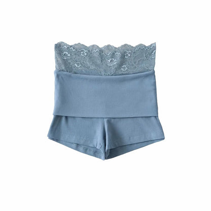 Pleated shorts with lace