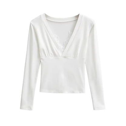 A long shirt with a neckline and protruding lace