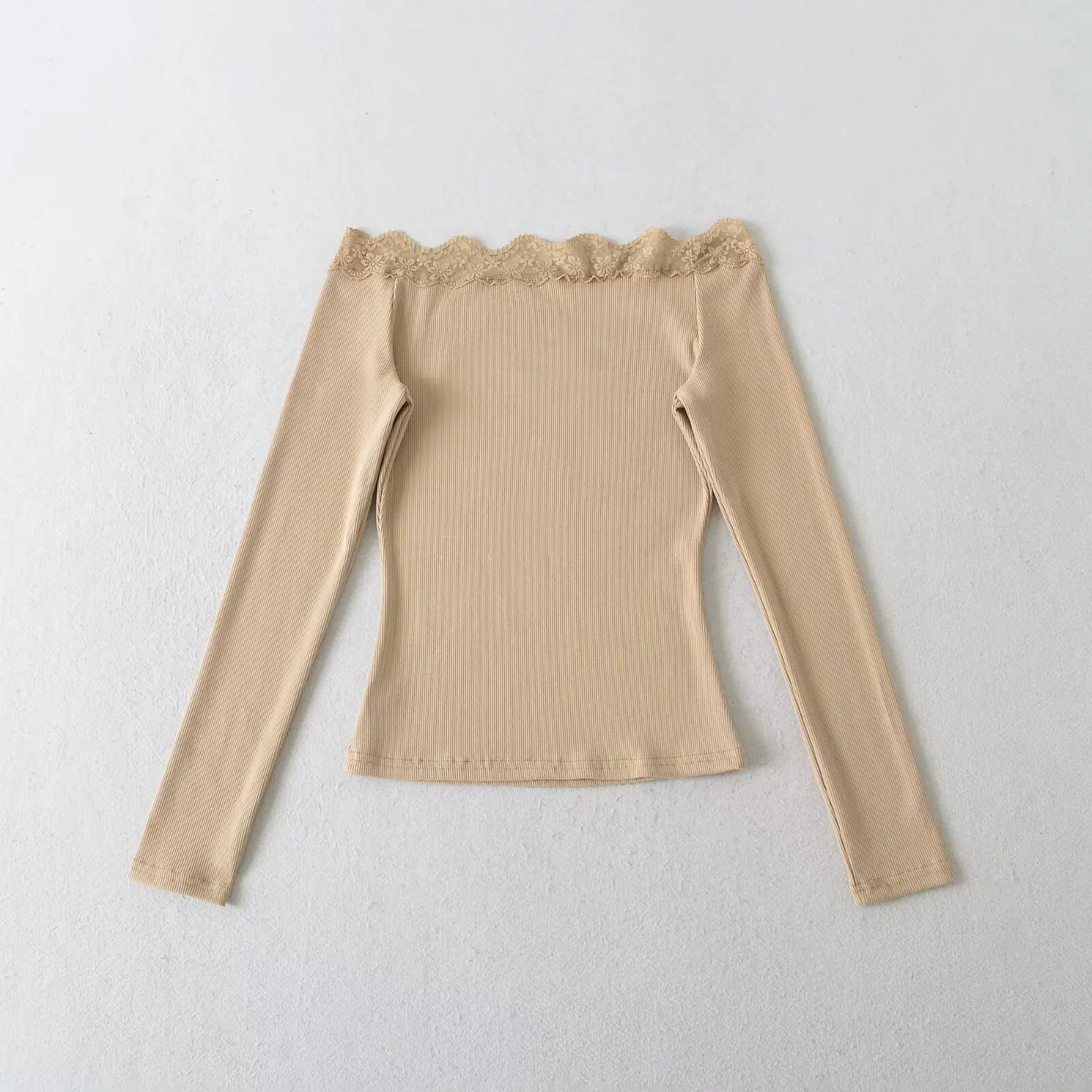 Long shirt with lace decorations