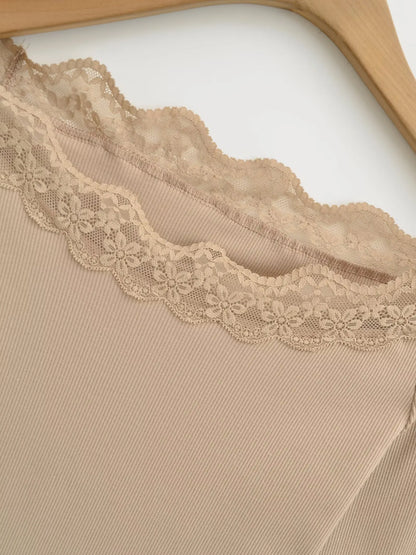 Long shirt with lace decorations