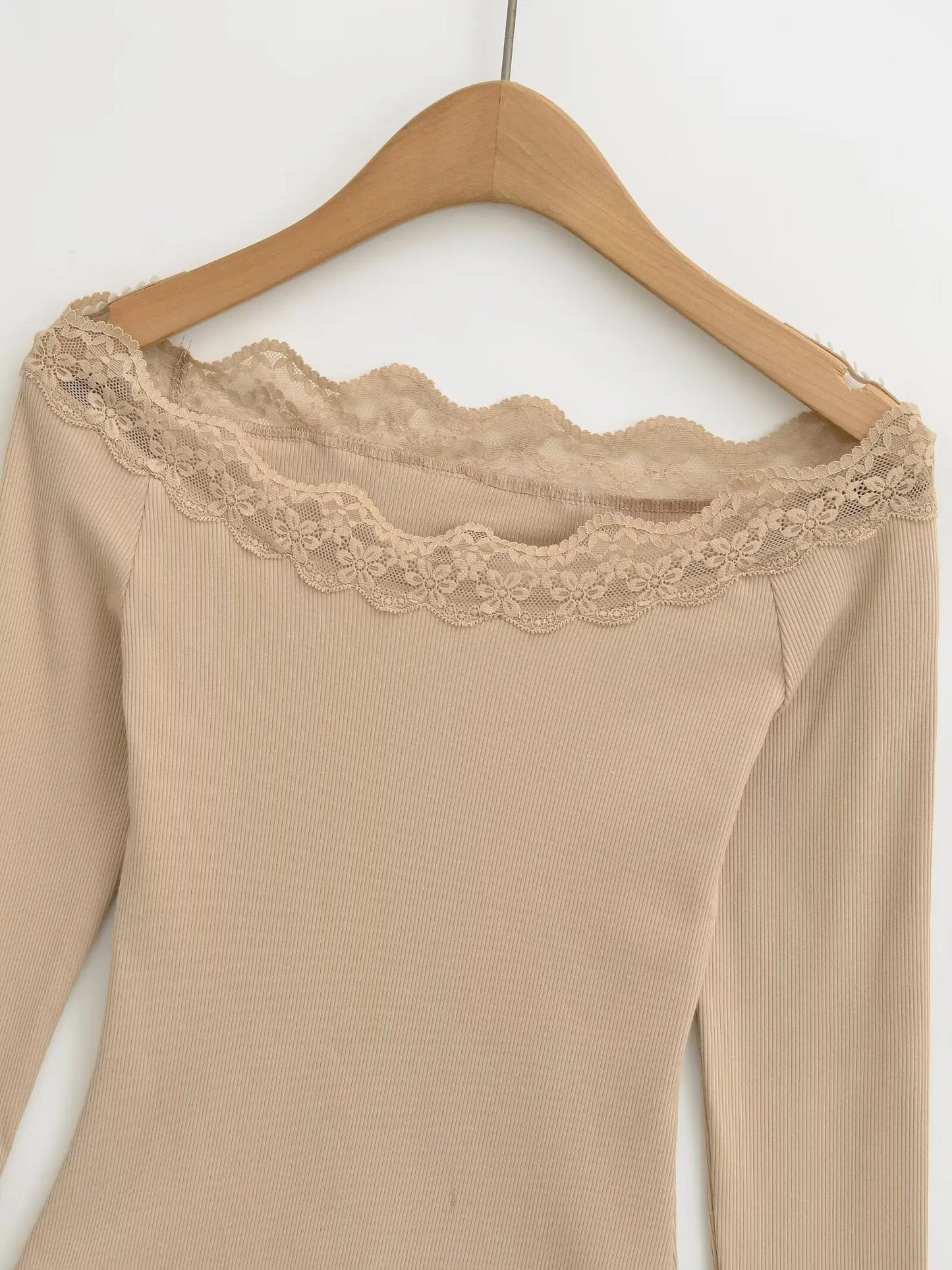 Long shirt with lace decorations