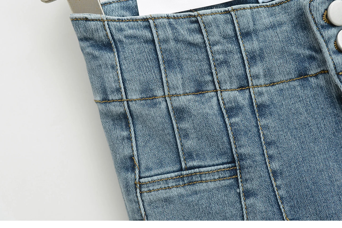 High cut jeans with two buttons