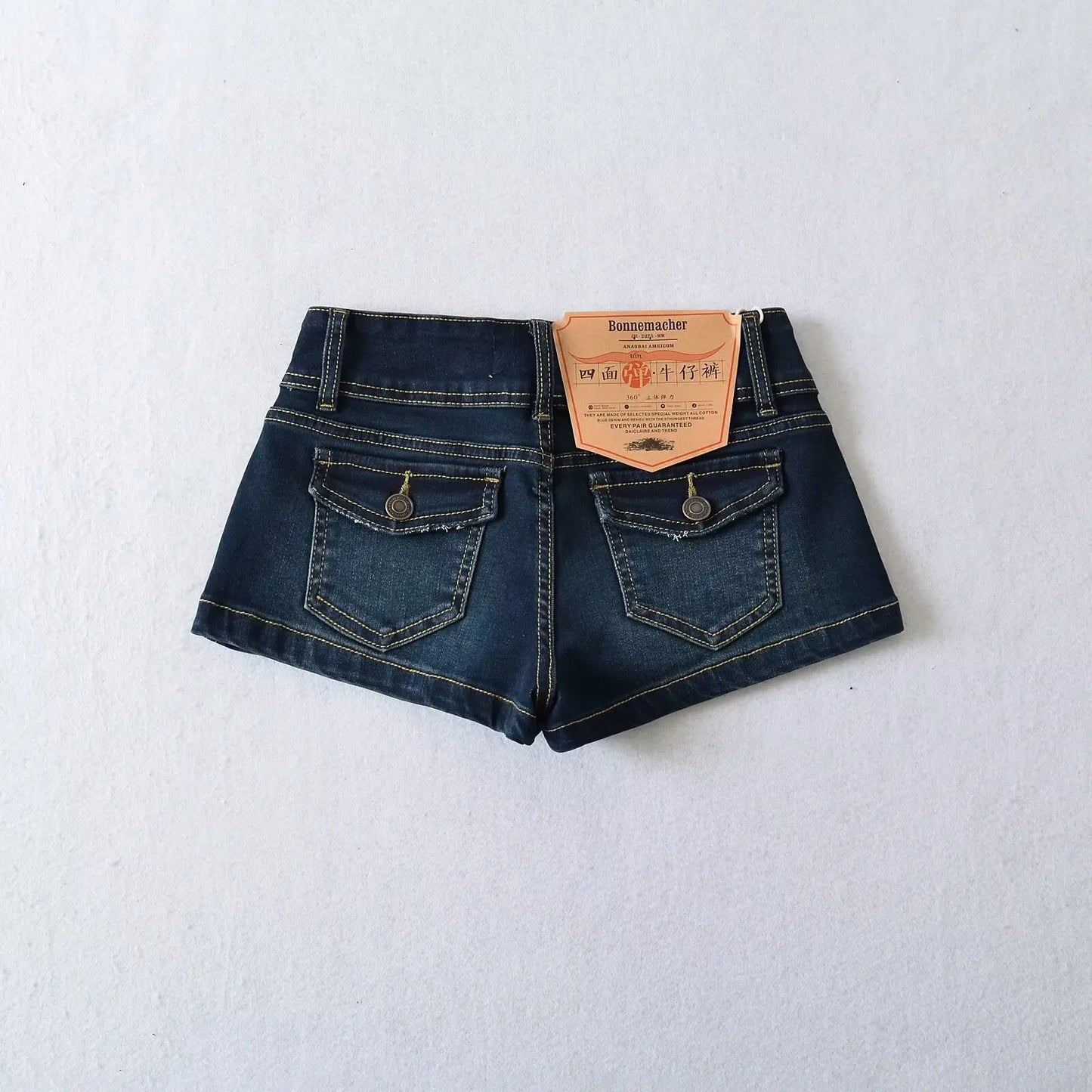 Short jeans with two buttons