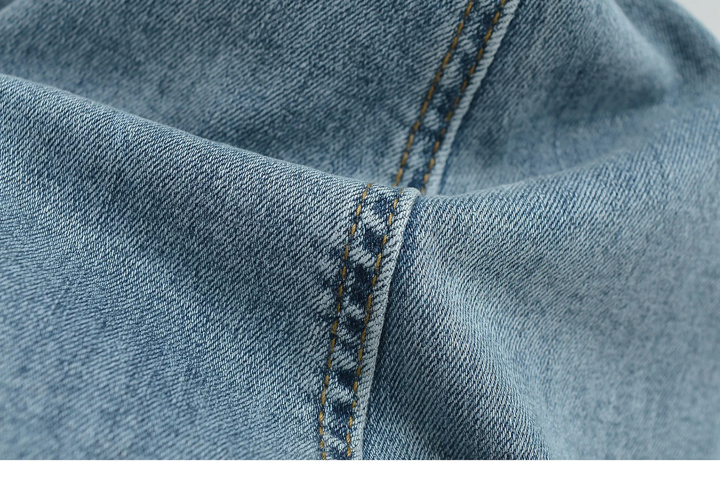 High cut jeans with two buttons