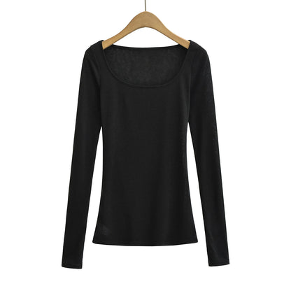 A long shirt with a delicate hood