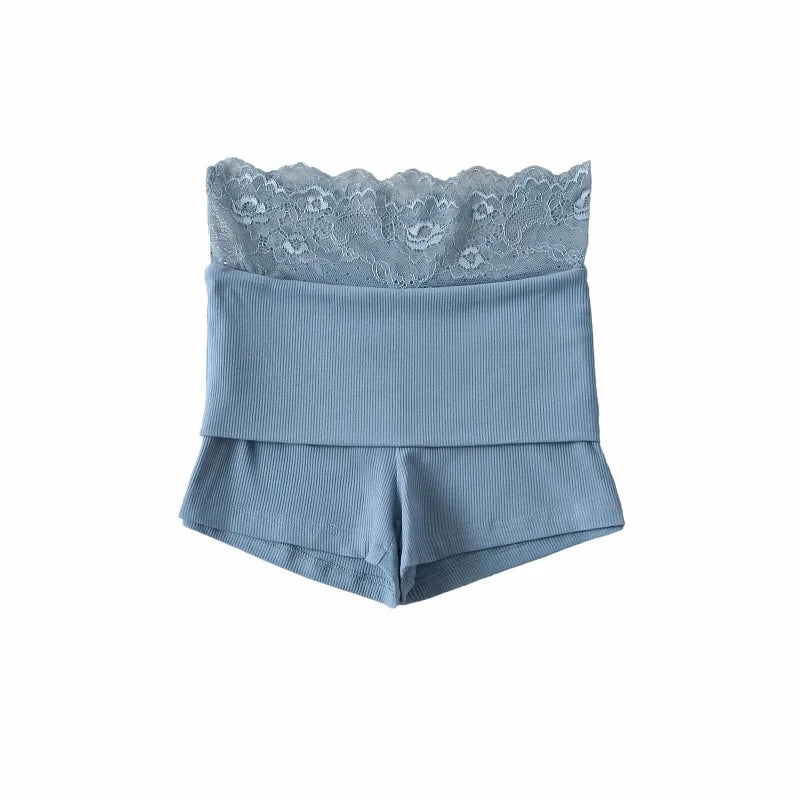 Pleated shorts with lace