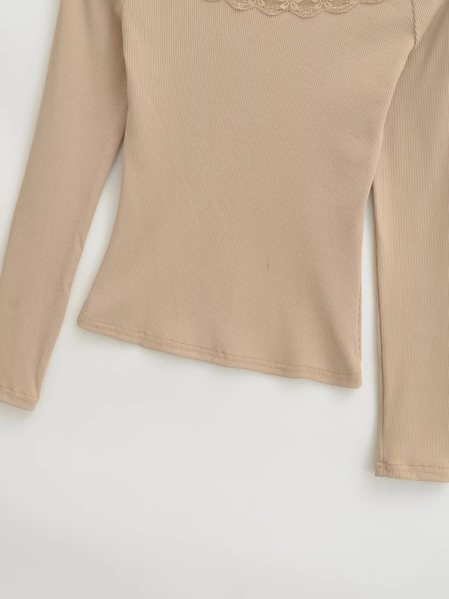 Long shirt with lace decorations