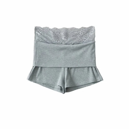 Pleated shorts with lace