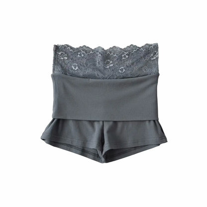 Pleated shorts with lace