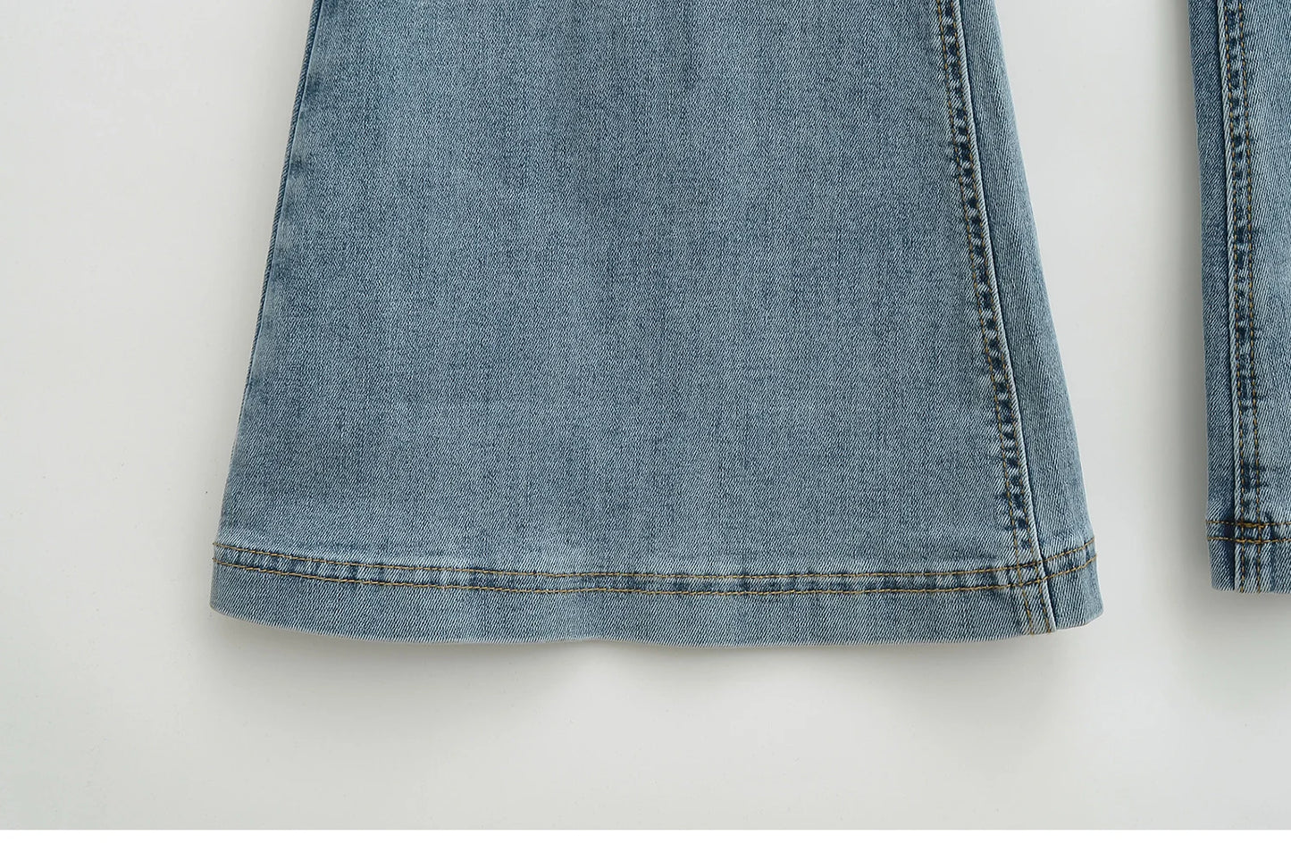 High cut jeans with two buttons