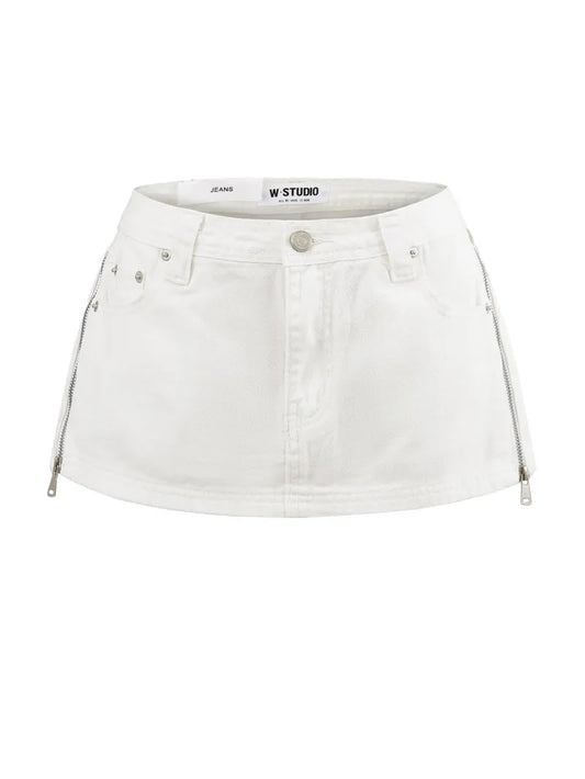 חצאית ג׳ינס עם ריצרצים בצדדים