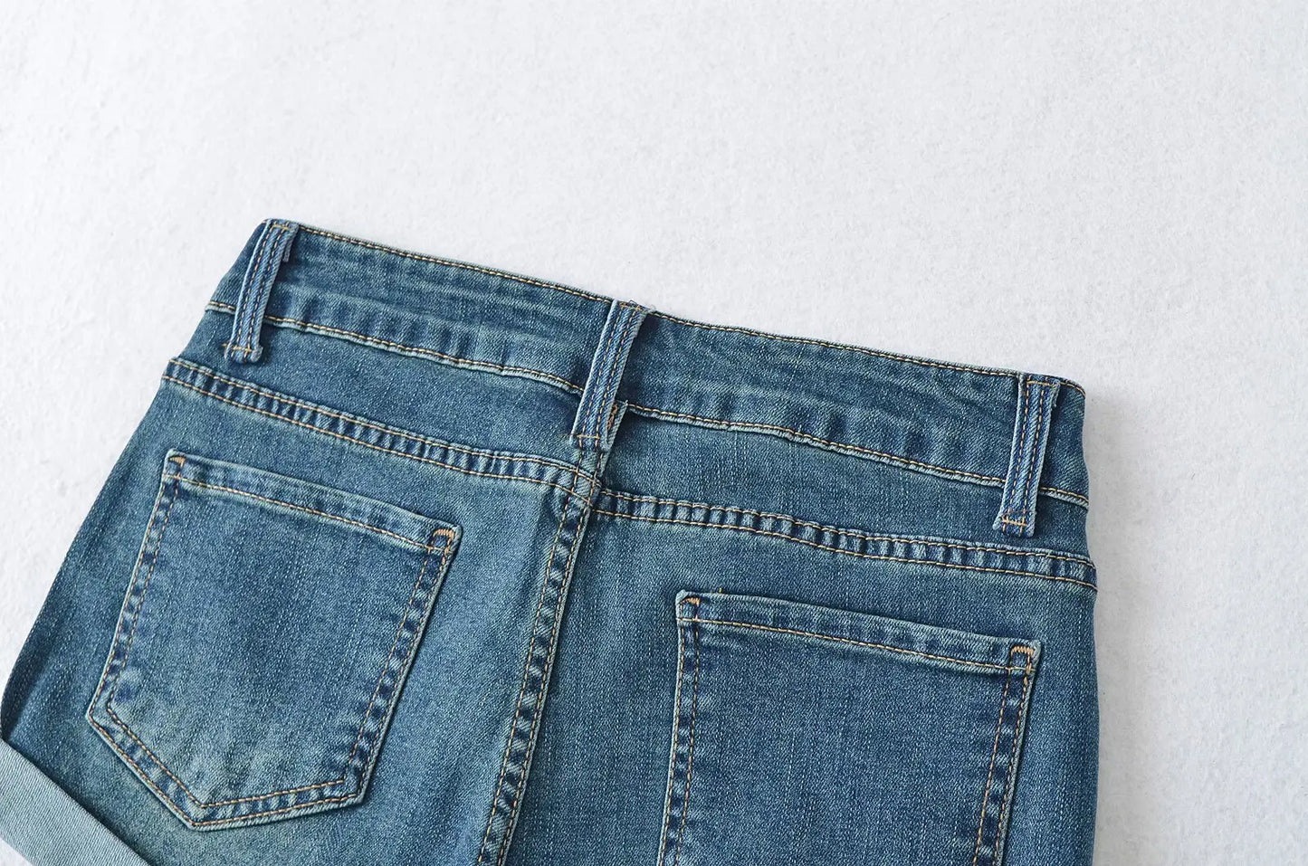Shiny short jeans