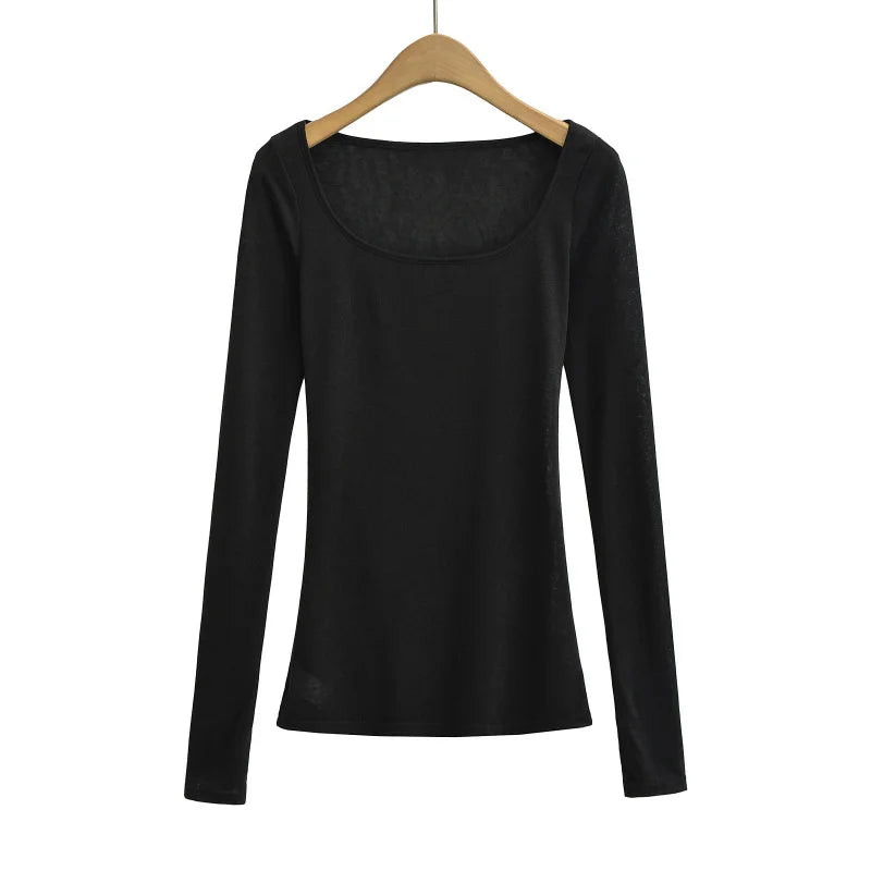 A long shirt with a delicate hood