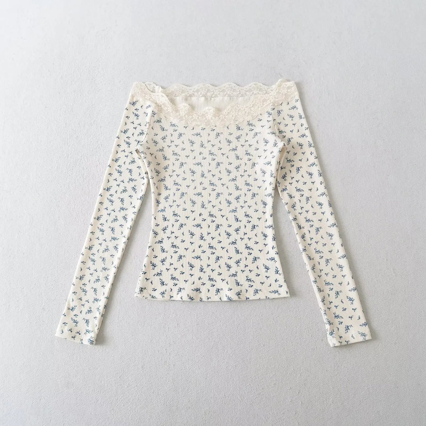 Long shirt with lace decorations