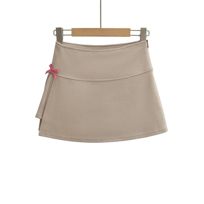 High cut skirt with an aesthetic bow