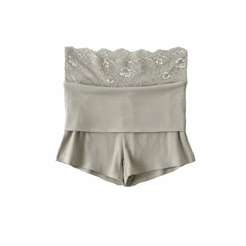 Pleated shorts with lace