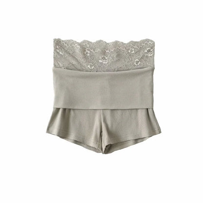 Pleated shorts with lace