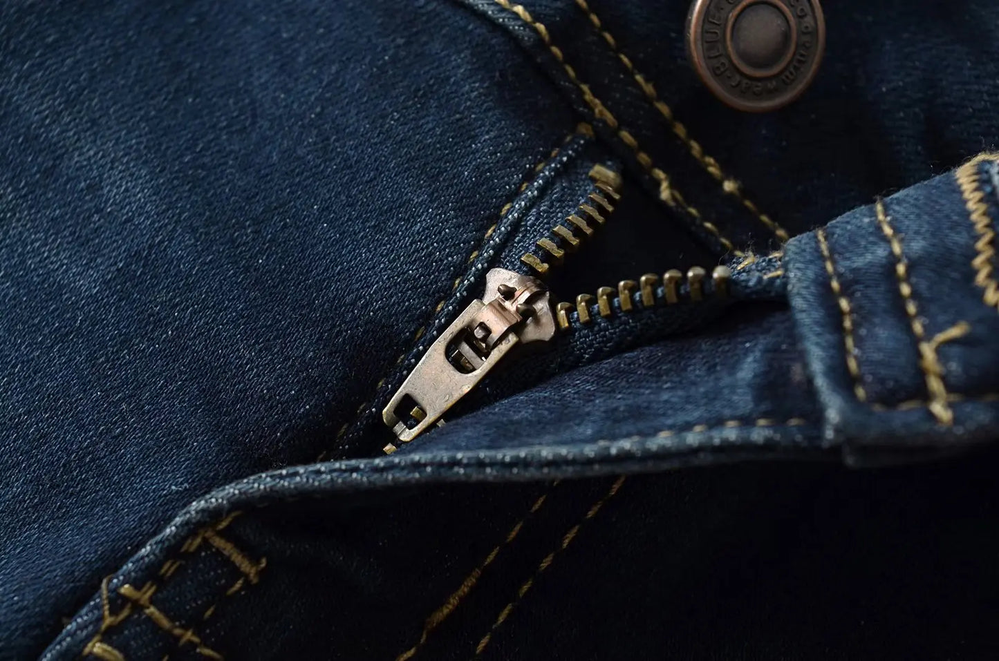 Short jeans with two buttons