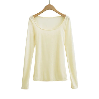 A long shirt with a delicate hood