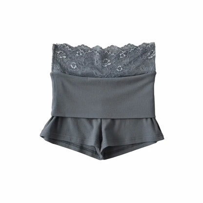 Pleated shorts with lace