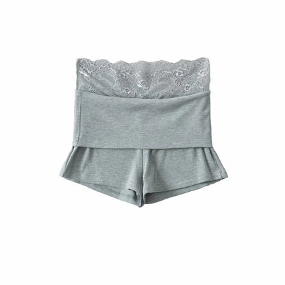 Pleated shorts with lace