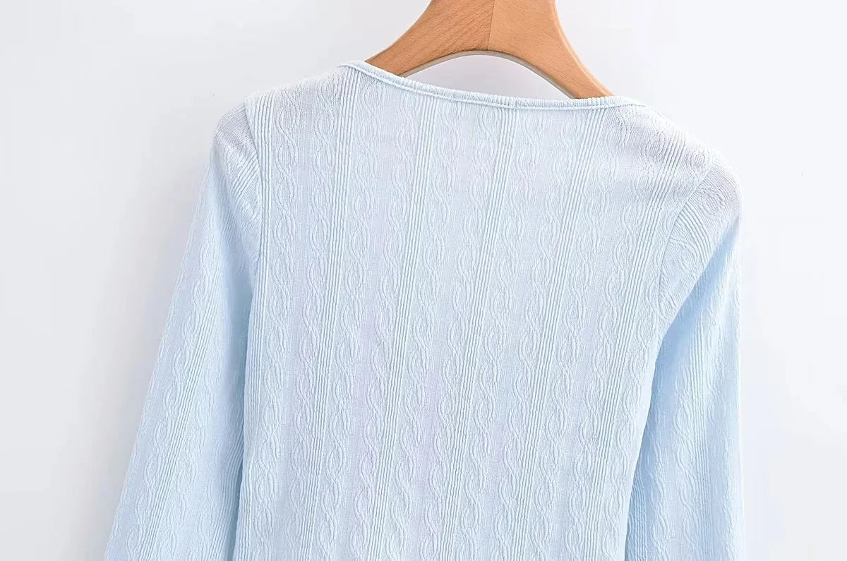 Aesthetic shirt with a tie in the chest and lace decorations