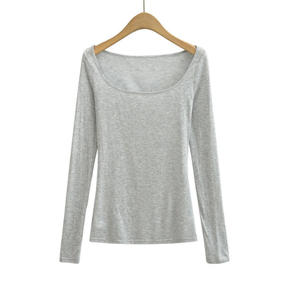 A long shirt with a delicate hood