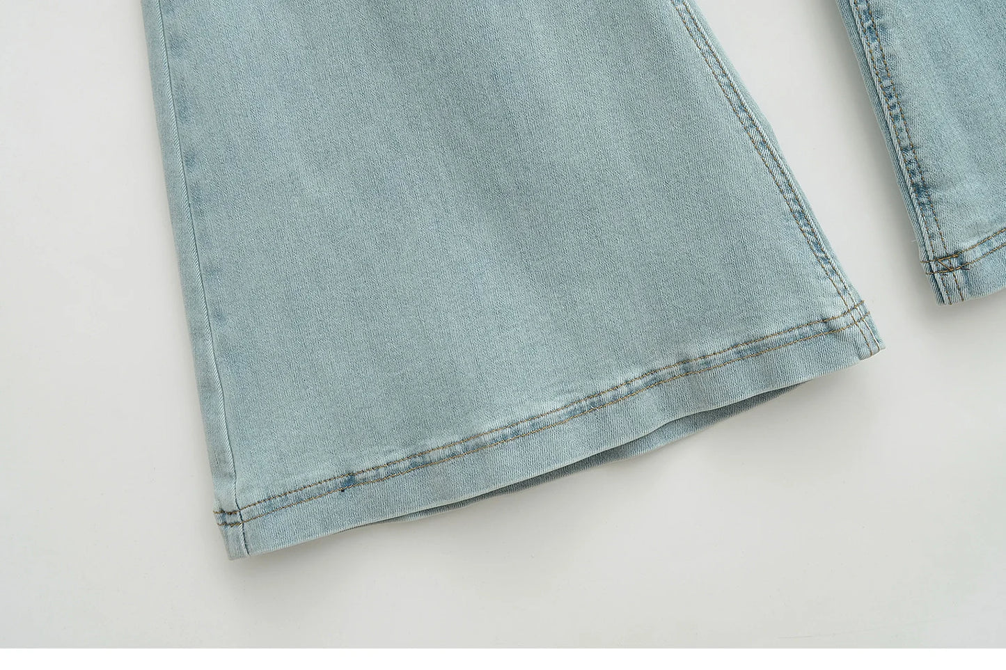 High cut jeans with two buttons